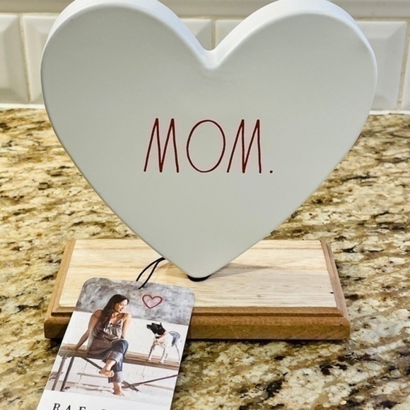 RAE DUNN NEW METAL HEART MOM ON WOODEN STAND NWT - Picture 2 of 4